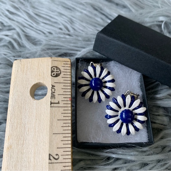 Vintage Retro Daisy Flower Clip on Earrings - Picture 4 of 6